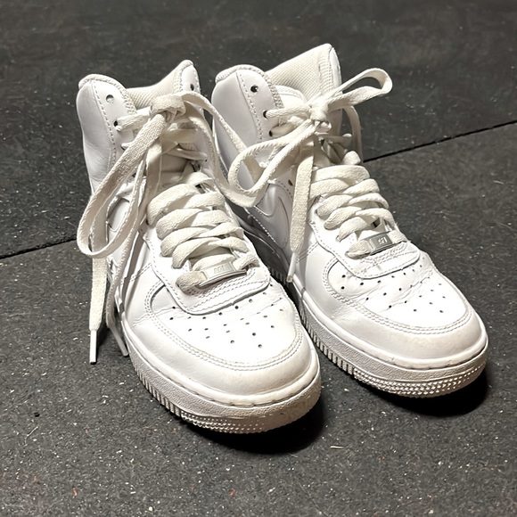 Slightly worn, white High top Nike Air Force 1 sneakers. Women’s size 6 - Picture 5 of 9